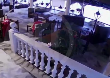 Момент спасения ребёнка из разбитого волной ресторана в Сочи попал на видео