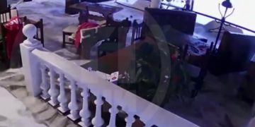 Момент спасения ребёнка из разбитого волной ресторана в Сочи попал на видео