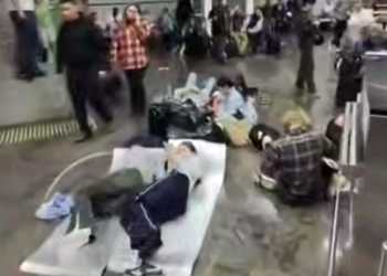 «Спят на полу»: в аэропорту Сочи пассажиры изнемогают от многочасовых задержек