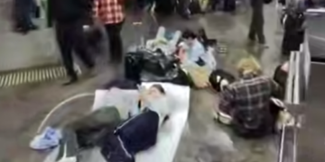 «Спят на полу»: в аэропорту Сочи пассажиры изнемогают от многочасовых задержек