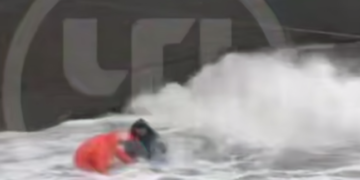 В Сочи во время шторма море вынесло на пляж тело мужчины