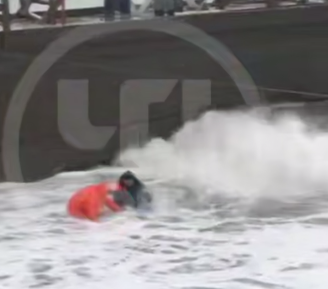 В Сочи во время шторма море вынесло на пляж тело мужчины