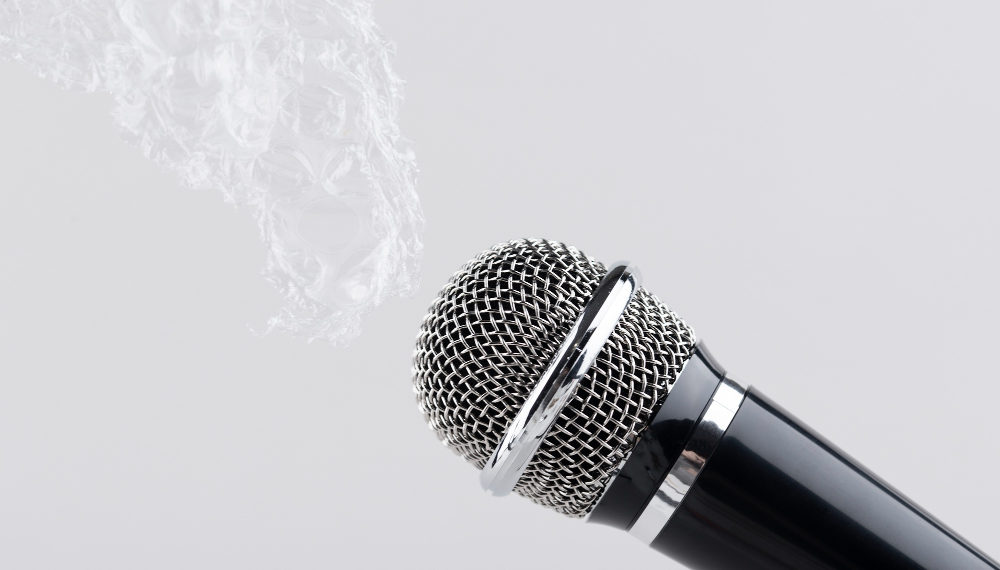 Победивший болезнь: краснодарский мальчик в ходунках покорил зал на школьном концерте