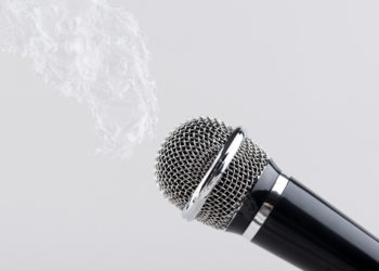 Победивший болезнь: краснодарский мальчик в ходунках покорил зал на школьном концерте