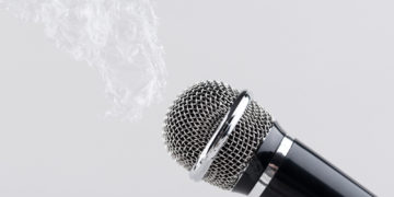 Победивший болезнь: краснодарский мальчик в ходунках покорил зал на школьном концерте