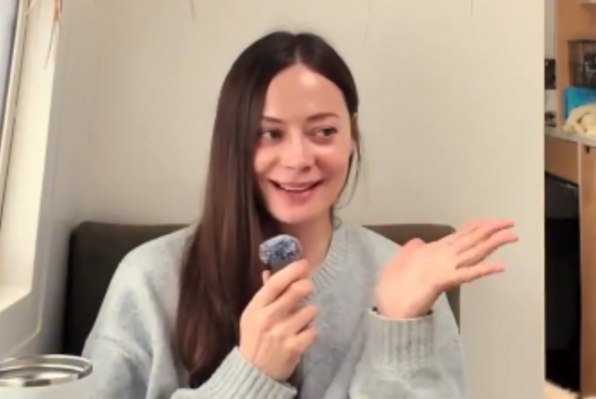 Блогерша на автодоме за 8 млн рублей, посетив 27 стран, осталась жить в Сочи