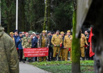 Сочинцы возложили цветы к мемориалам воинам-интернационалистам.