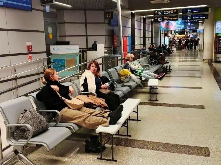 В аэропорту Сочи утром 24 февраля задерживаются более 120 рейсов после атаки БПЛА