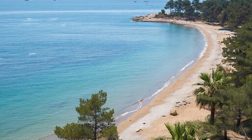 Кондратьев попросил исключить восемь галечных пляжей Анапы из зоны ЧС