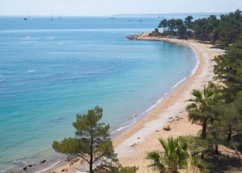 Кондратьев попросил исключить восемь галечных пляжей Анапы из зоны ЧС