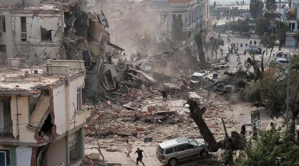 Жители Анапы запечатлели на видео момент страшного землетрясения