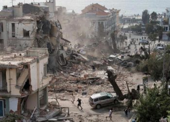 Жители Анапы запечатлели на видео момент страшного землетрясения