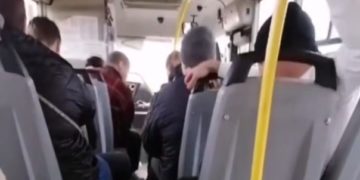 В Краснодаре неадекватный мужчина терроризировал пассажиров маршрутки