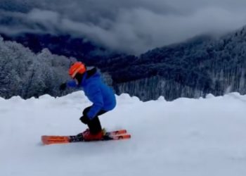 Газманов показал, как катался на лыжах после концерта в Сочи