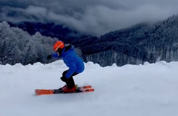 Газманов показал, как катался на лыжах после концерта в Сочи