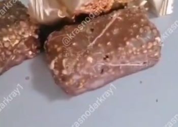 Жительница Краснодара купила конфеты с червями