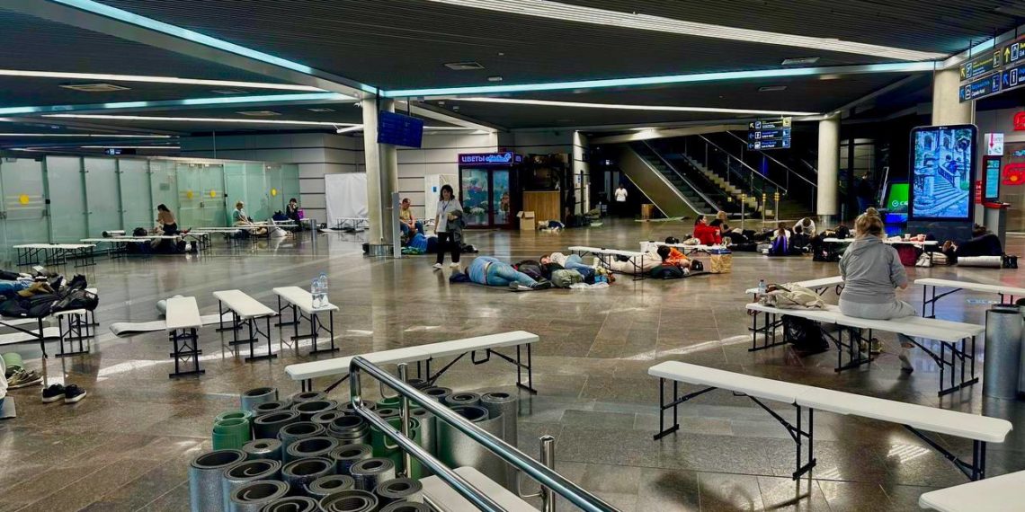 Аэропорт Сочи закрыт больше 5 часов, пассажиры спят на полу штабелями