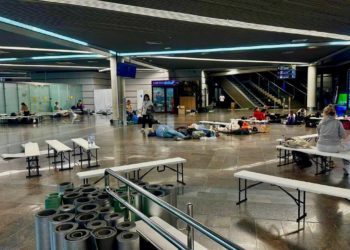 Аэропорт Сочи закрыт больше 5 часов, пассажиры спят на полу штабелями