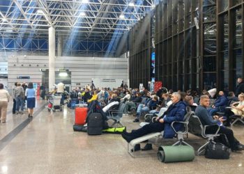 Аэропорт Сочи закрыт больше 8 часов, 4 рейса ушли на запасные аэродромы