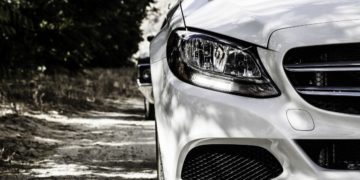 В Краснодаре закидали стаканами припаркованные машины