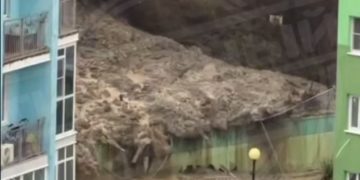 В Сочи оползень начал засыпать двор