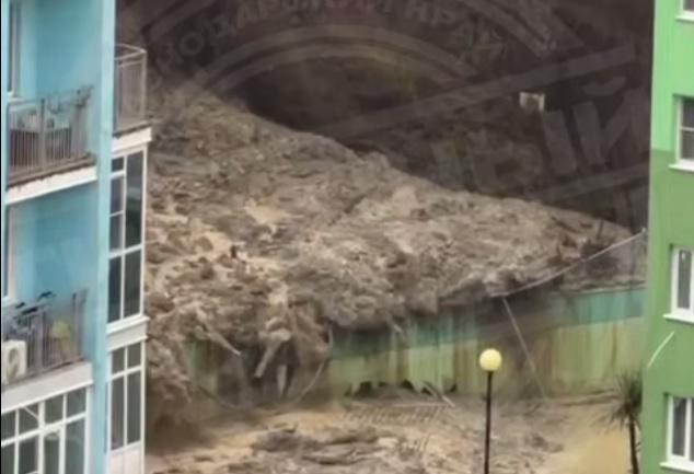 В Сочи оползень начал засыпать двор