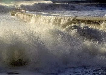 Туристов предупредили об усилении волн и лавинной опасности в горах Сочи