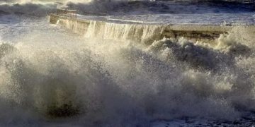 Туристов предупредили об усилении волн и лавинной опасности в горах Сочи