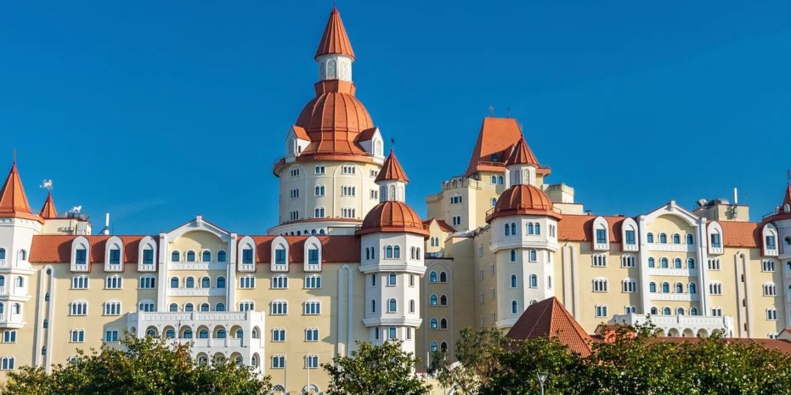 Отель-замок «Богатырь» из Сириуса стал финалистом премии Russian Hospitality Awards. Отели 2025