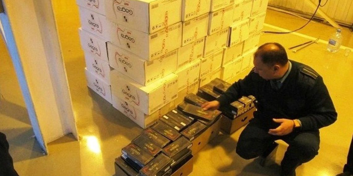 Тайник в крыше автобуса: из Абхазии в Сочи везли сигареты на 8,7 миллиона