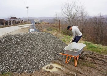 Мэрия Сочи экстренно укрепляет склон у Барановского кладбища после схода грунта