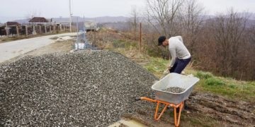 Мэрия Сочи экстренно укрепляет склон у Барановского кладбища после схода грунта