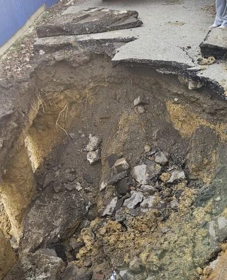 В Хостинском районе Сочи начаты работы по ликвидации последствий обвала грунта