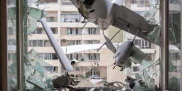 В Приморско-Ахтарском округе обломки БПЛА выбили окна в четырех МКД