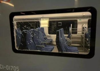 Родителям школьника в Сочи оплатят разбитые им стекла в двух электропоездах