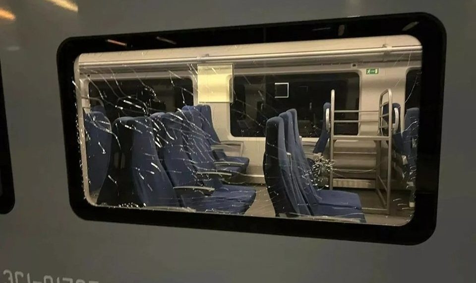 Родители школьника в Сочи оплатят разбитые им стекла в двух электропоездах
