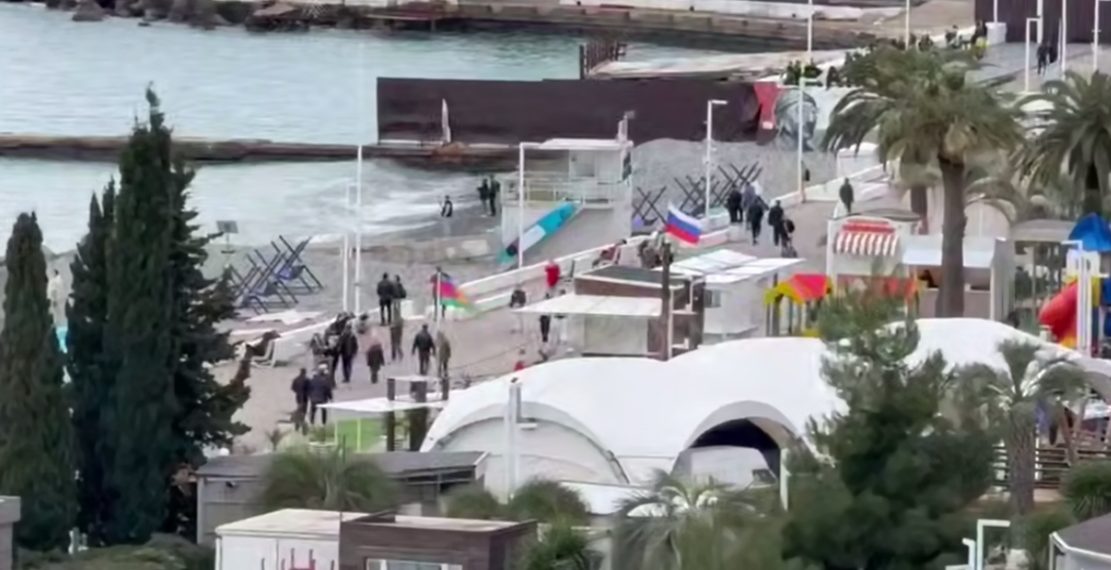 В Сочи люди безрассудно гуляют по набережной под сирены и отражение атаки БПЛА