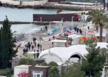 В Сочи люди безрассудно гуляют по набережной под сирены и отражение атаки БПЛА