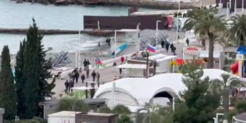 В Сочи люди безрассудно гуляют по набережной под сирены и отражение атаки БПЛА