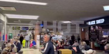 SHOT показал обстановку в аэропорту Сочи, где задержано около 100 рейсов