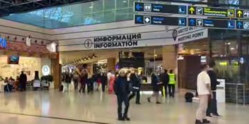 Сочи под ударом: аэропорт закрыт 3 часа, пассажиров обеспечили водой из фонтана