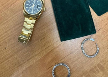 С пассажирки в аэропорту Сочи сняли драгоценности на 7 млн