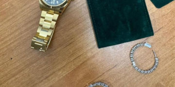 С пассажирки в аэропорту Сочи сняли драгоценности на 7 млн