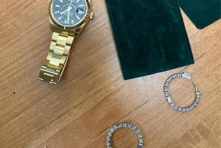 С пассажирки в аэропорту Сочи сняли драгоценности на 7 млн