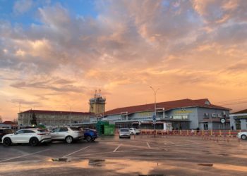 В Краснодаре аэропорт закрыт почти 5 часов, пассажиры коротают время с песнями