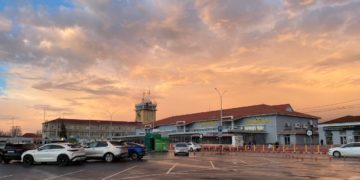 В Краснодаре аэропорт закрыт почти 5 часов, пассажиры коротают время с песнями