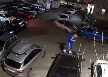 В Краснодаре мужчина бегал по припаркованным автомобилям