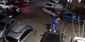 В Краснодаре мужчина бегал по припаркованным автомобилям