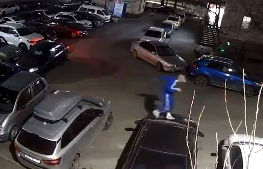 В Краснодаре мужчина бегал по припаркованным автомобилям