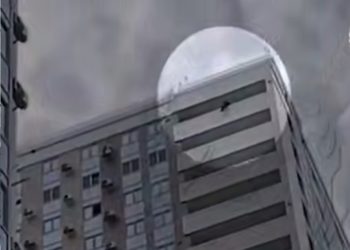 В Краснодаре парень повис на балконе многоэтажки